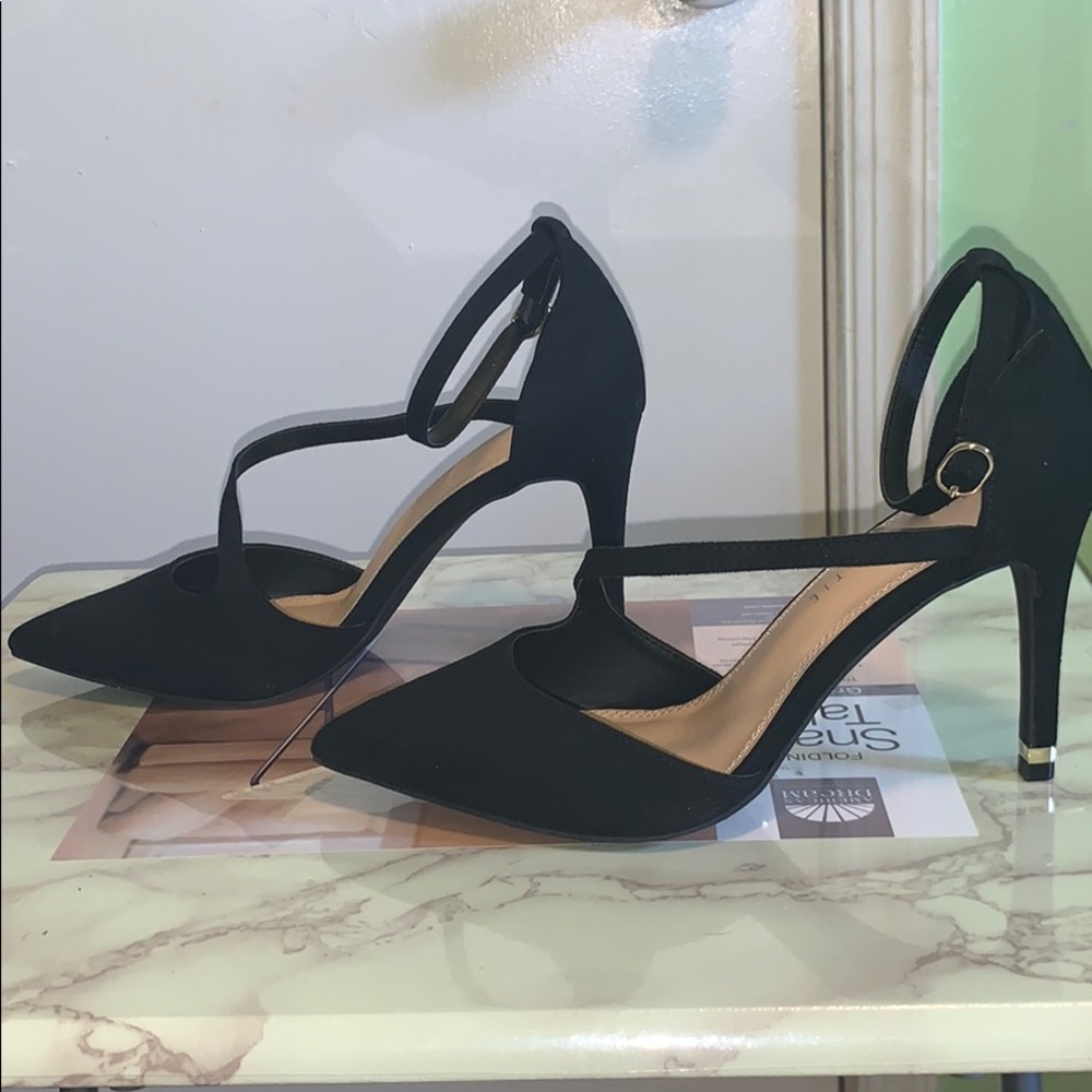 Black Crossover Pumps